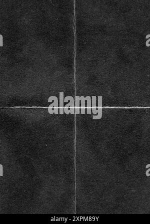 Vieux noir vide vieux papier endommagé photo. Format a4, plié, rugueux Grunge Shabby Strike Torn Ripped texture. Surface de superposition vieillie pour collage Banque D'Images