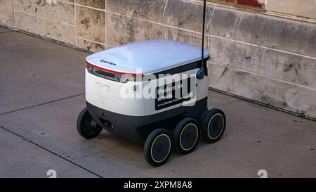 Un robot de livraison de nourriture Starship sur le campus universitaire UCLA, service de livraison autonome Banque D'Images