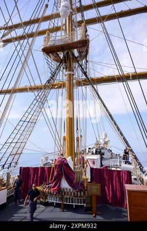 Scilla, Italie. 06 août 2024. Un détail du navire de formation. Une cérémonie pour le capitaine natale de Grazia de la frégate de la marine italienne, décédé mystérieusement en 1995, a eu lieu à bord du navire d'entraînement Palinuro de la marine italienne à Scilla, en Italie. Grâce aux efforts de Magna Grecia Outdoor Association et de la section Scilla de l'Association des marins italiens, le port de Scilla sera dédié à de Grazia. Crédit : SOPA images Limited/Alamy Live News Banque D'Images