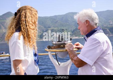 Scilla, Italie. 06 août 2024. Un membre de l'association Sailor a vu expliquer au sujet des instruments. Une cérémonie pour le capitaine natale de Grazia de la frégate de la marine italienne, décédé mystérieusement en 1995, a eu lieu à bord du navire d'entraînement Palinuro de la marine italienne à Scilla, en Italie. Grâce aux efforts de Magna Grecia Outdoor Association et de la section Scillaís de l'Association des marins italiens, le port de Scilla sera dédié à de Grazia. Crédit : SOPA images Limited/Alamy Live News Banque D'Images