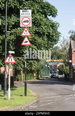 Panneau d'avertissement de pont faible, pont de Fatfield, Angleterre, Royaume-Uni Banque D'Images