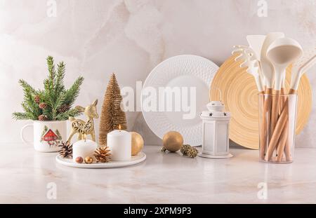 Beau comptoir de cuisine clair en marbre décoré en couleur or et blanc pour le nouvel an. décorations élégantes, vaisselle, un ensemble d'outils de cuisine Banque D'Images