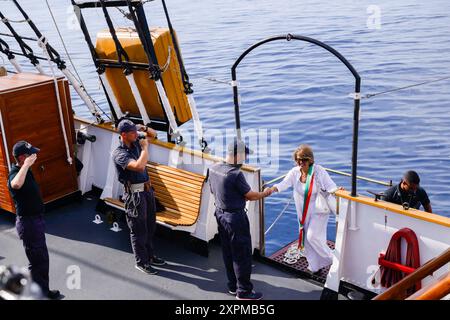 Scilla, Italie. 06 août 2024. Autorités vues pendant les célébrations. Une cérémonie pour le capitaine natale de Grazia de la frégate de la marine italienne, décédé mystérieusement en 1995, a eu lieu à bord du navire d'entraînement Palinuro de la marine italienne à Scilla, en Italie. Grâce aux efforts de Magna Grecia Outdoor Association et de la section Scillaís de l'Association des marins italiens, le port de Scilla sera dédié à de Grazia. (Photo de Valeria Ferraro/SOPA images/SIPA USA) crédit : SIPA USA/Alamy Live News Banque D'Images