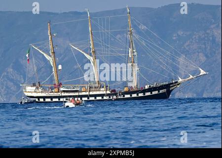 Scilla, Italie. 06 août 2024. Une vue latérale du bateau. Une cérémonie pour le capitaine natale de Grazia de la frégate de la marine italienne, décédé mystérieusement en 1995, a eu lieu à bord du navire d'entraînement Palinuro de la marine italienne à Scilla, en Italie. Grâce aux efforts de Magna Grecia Outdoor Association et de la section Scilla de l'Association des marins italiens, le port de Scilla sera dédié à de Grazia. (Photo de Valeria Ferraro/SOPA images/SIPA USA) crédit : SIPA USA/Alamy Live News Banque D'Images