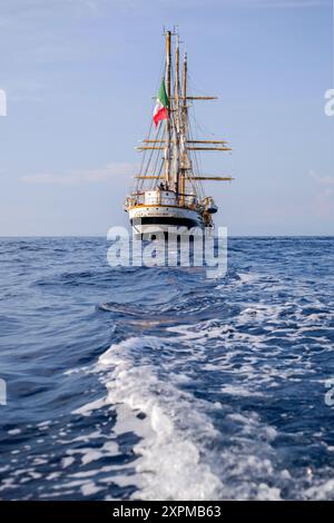 Scilla, Italie. 06 août 2024. Le navire-instructeur Palinuro a vu alors qu'il se dirigeait vers la côte. Une cérémonie pour le capitaine natale de Grazia de la frégate de la marine italienne, décédé mystérieusement en 1995, a eu lieu à bord du navire d'entraînement Palinuro de la marine italienne à Scilla, en Italie. Grâce aux efforts de Magna Grecia Outdoor Association et de la section Scilla de l'Association des marins italiens, le port de Scilla sera dédié à de Grazia. (Photo de Valeria Ferraro/SOPA images/SIPA USA) crédit : SIPA USA/Alamy Live News Banque D'Images