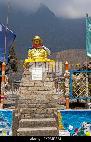 Statue de Sir Edmund Hillary à l'école secondaire de Khumjung (école Hillary) à Khumjung Banque D'Images