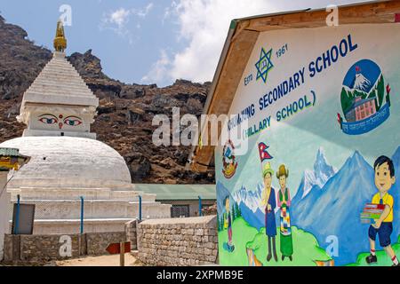 Stupa à l'extérieur de l'école secondaire de Khumjung (école Hillary) à Khumjung Banque D'Images