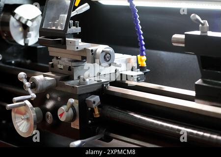 Gros plan sur les commandes de tours conventionnels pour le travail des métaux. Mise au point sélective. Banque D'Images