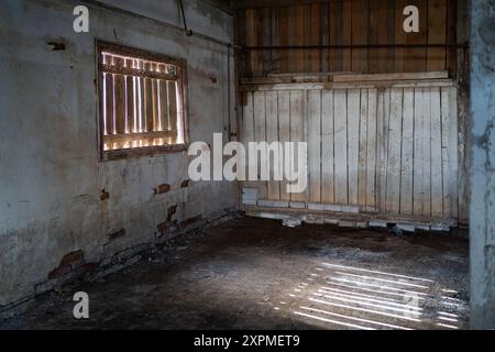 Intérieur de l'usine de poissons abandonnée avec mur en bois. Murs blanchis à la chaux dans un ancien bâtiment d'usine. Banque D'Images