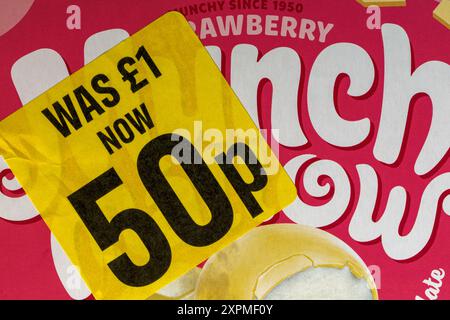 L'autocollant jaune réduit sur la boîte de nourriture Strawberry Munch Mallow était de £1 maintenant 50p, moitié prix - réduction de prix, marge de prix vers le bas Banque D'Images