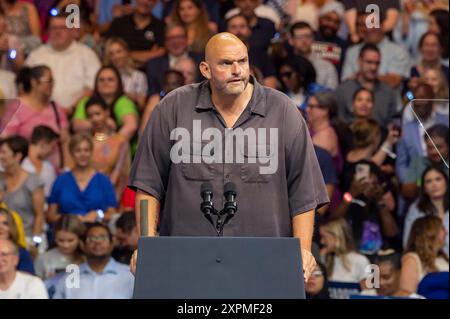 Philadelphie, États-Unis. 06 août 2024. PHILADELPHIE, PENNSYLVANIE - 06 AOÛT : le sénateur américain John Fetterman (d-PA) prend la parole lors du premier rassemblement de campagne du candidat démocrate à la présidence, Kamala Harris, avec le gouverneur Tim Walz du Minnesota, au Liacouras Center de l'Université Temple, le 6 août 2024 à Philadelphie, Pennsylvanie. Crédit : Ron Adar/Alamy Live News Banque D'Images