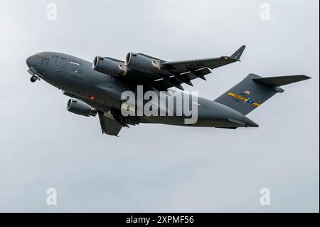 Les avions cargo C-17 Globemaster III de l'US Air Force et leur équipage quittent la base interarmées de Charleston, en Caroline du Sud, avant l'ouragan Debby, le 4 août 2024. Principal Banque D'Images