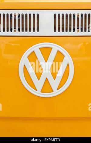 Vue avant symétrique d'un camping-car VW jaune avec logo de l'entreprise. Août 2024. Banque D'Images