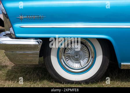 Roue avant et pare-chocs d'une Lincoln Premiere exposés lors d'un salon automobile. Août 2024. Banque D'Images