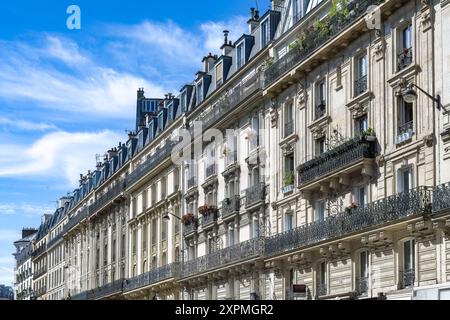 Paris, façades parisiennes dans le 5e arrondissement, rue Monge Banque D'Images