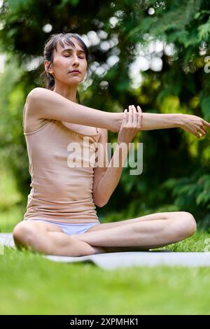 Femme pratiquant le yoga à l'extérieur Banque D'Images