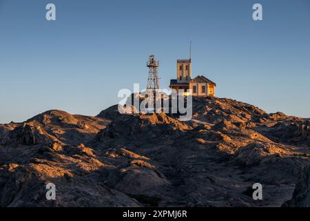 Phare de Shark Island au crépuscule à Luderitz, Namibie Banque D'Images