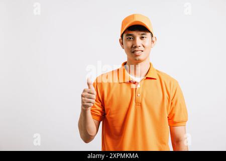 Portrait professionnel livraison attrayante homme heureux debout il sourit portant t-shirt orange et casquette Banque D'Images
