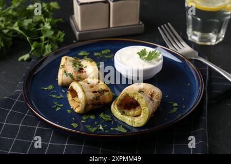 Savoureuses tranches de courgettes grillées servies sur une table grise Banque D'Images