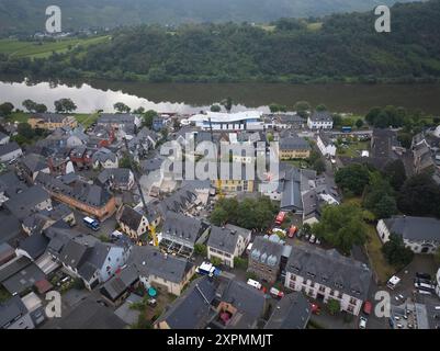 Krov, Allemagne. 07 août 2024, Rhénanie-Palatinat, Kröv : la photo aérienne prise avec un drone montre le village de Kröv. Un hôtel s'est partiellement effondré ici pendant la nuit. Photo : Thomas Frey/dpa crédit : dpa Picture alliance/Alamy Live News crédit : dpa Picture alliance/Alamy Live News Banque D'Images