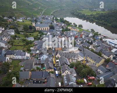 Krov, Allemagne. 07 août 2024, Rhénanie-Palatinat, Kröv : la photo aérienne prise avec un drone montre le village de Kröv. Un hôtel s'est partiellement effondré ici pendant la nuit. Photo : Thomas Frey/dpa crédit : dpa Picture alliance/Alamy Live News crédit : dpa Picture alliance/Alamy Live News Banque D'Images