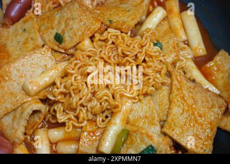 Cuisine coréenne Tteokbokki, gâteaux de riz sautés et gâteaux de poisson dans une sauce sucrée et épicée Banque D'Images