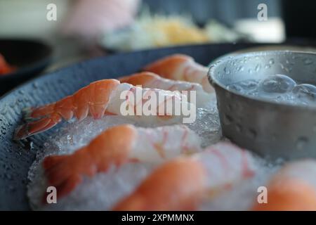 Crevettes fraîches crues sur glace dans un restaurant Banque D'Images