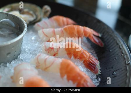 Crevettes fraîches crues sur glace dans un restaurant Banque D'Images