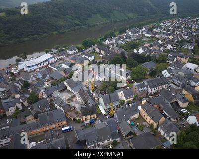 Krov, Allemagne. 07 août 2024, Rhénanie-Palatinat, Kröv : la photo aérienne prise avec un drone montre le village de Kröv. Un hôtel s'est partiellement effondré ici pendant la nuit. Photo : Thomas Frey/dpa crédit : dpa Picture alliance/Alamy Live News crédit : dpa Picture alliance/Alamy Live News Banque D'Images