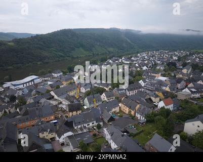 Krov, Allemagne. 07 août 2024, Rhénanie-Palatinat, Kröv : la photo aérienne prise avec un drone montre le village de Kröv. Un hôtel s'est partiellement effondré ici pendant la nuit. Photo : Thomas Frey/dpa crédit : dpa Picture alliance/Alamy Live News crédit : dpa Picture alliance/Alamy Live News Banque D'Images