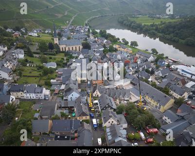 Krov, Allemagne. 07 août 2024, Rhénanie-Palatinat, Kröv : la photo aérienne prise avec un drone montre le village de Kröv sur la Moselle. Un hôtel s'est partiellement effondré ici pendant la nuit. Photo : Thomas Frey/dpa crédit : dpa Picture alliance/Alamy Live News crédit : dpa Picture alliance/Alamy Live News Banque D'Images