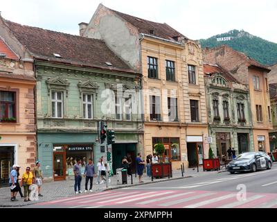 Brasov, Roumanie - 2 août 2024 : vue sur la rue Muresenilor dans le vieux centre de la ville Banque D'Images