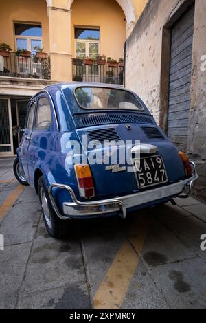 Cagliari, Italie - 22 août 2023 : vue arrière d'une vieille Fiat 500L bleue 1969 garée dans une rue en Italie sans personne. Voiture classique en parfait conditio Banque D'Images