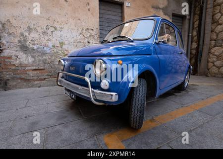 Cagliari, Italie - 22 août 2023 : une Fiat 500L bleue 1969 est garée dans une rue en Italie sans personne. Vue avant de la voiture classique avec ronde Banque D'Images