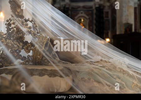 Cagliari, Italie - 22 août 2023 : gros plan de sculpture de la Dormition de la Vierge, une représentation endormie, en attente de la résurrection et de l'asce Banque D'Images
