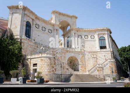 Cagliari, Italie - 22 août 2023 : Arc de triomphe Roi Umberto Ier, mieux connu sous le nom de Bastione Saint Rémy à Cagliari, en Sardaigne île sans peuple. Banque D'Images