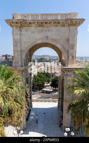 Cagliari, Italie - 22 août 2023 : arc de triomphe Roi Umberto Ier, également connu sous le nom de Bastione Saint Rémy avec le paysage urbain de Cagliari derrière elle, en Sardaigne isl Banque D'Images
