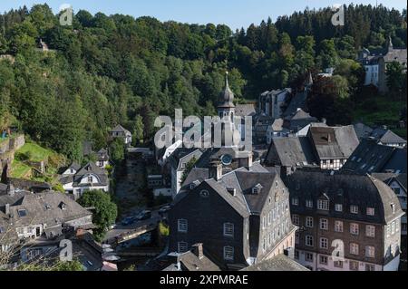 Monschau Nordrhein-Westfalen Allemagne 31 juillet 2024 vue surélevée sur la ville. été, allemand, ville, village, fachwerkhäuser, à colombages, maisons, Banque D'Images