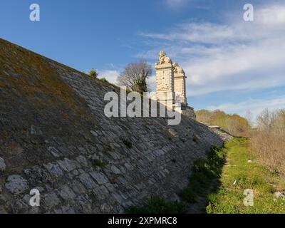 Arles, France - 12 mars 2023 : ancien pont des deux Lions par une journée ensoleillée en hiver Banque D'Images