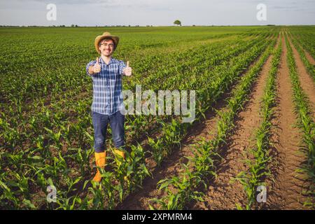 Portrait de fermier heureux qui cultive du maïs. Banque D'Images