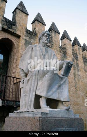 Espagne : Ibn Rushd (1126 - 10 décembre 1198) et latinisé comme Averroès, polymathe, philosophe, théologien et mathématicien, Cordoue. Abū l-Walīd Muḥammad bin ʾAḥmad bin Rušd, mieux connu sous le nom d'Ibn Rushd et en Europe sous le nom d'Averroès, était un polymathe musulman, un maître de la philosophie aristotélicienne, de la philosophie islamique, de la théologie islamique, de la loi et de la jurisprudence Maliki, de la logique, de la psychologie, de la politique, de la théorie de la musique arabe, et les sciences de la médecine, de l'astronomie, de la géographie, des mathématiques, de la physique et de la mécanique céleste. Il est né à Córdoba, Al Andalus, et est mort à Marrakech, Maroc. Banque D'Images