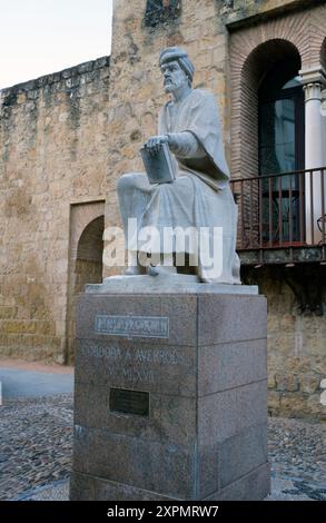 Espagne : Ibn Rushd (1126 - 10 décembre 1198) et latinisé comme Averroès, polymathe, philosophe, théologien et mathématicien, Cordoue. Abū l-Walīd Muḥammad bin ʾAḥmad bin Rušd, mieux connu sous le nom d'Ibn Rushd et en Europe sous le nom d'Averroès, était un polymathe musulman, un maître de la philosophie aristotélicienne, de la philosophie islamique, de la théologie islamique, de la loi et de la jurisprudence Maliki, de la logique, de la psychologie, de la politique, de la théorie de la musique arabe, et les sciences de la médecine, de l'astronomie, de la géographie, des mathématiques, de la physique et de la mécanique céleste. Il est né à Córdoba, Al Andalus, et est mort à Marrakech, Maroc. Banque D'Images