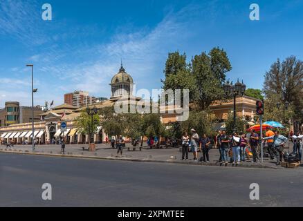 Des inconnus devant le marché central de Santiago, Chili Banque D'Images