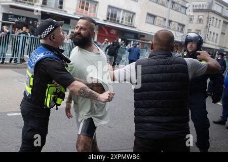 Plymouth Riots 5th août 2024 la police en tenue anti-émeute affronte des manifestants des deux côtés. Banque D'Images