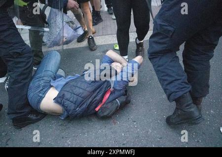 Plymouth Riots 5th août 2024 la police en tenue anti-émeute affronte des manifestants des deux côtés. Banque D'Images