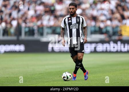 Turin, Italie. 06 août 2024. Douglas Luiz de Juventus FC en action lors du match amical de football entre la Juventus FC et la Juventus Next Gen au stade Allianz le 06 août 2024 à Turin, Italie . Crédit : Marco Canoniero/Alamy Live News Banque D'Images