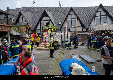 Krov, Allemagne. 07 août 2024,07 août 2024, Rhénanie-Palatinat, Kröv : les services d'urgence et les pompiers travaillent sur les lieux. Selon la police, un étage d'un hôtel de la municipalité de Traben-Trarbach a été cambriolé vers 23 heures. Photo : Harald Tittel/dpa crédit : dpa Picture alliance/Alamy Live News Banque D'Images