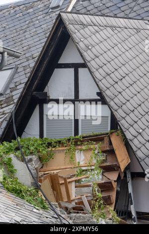 Krov, Allemagne. 07 août 2024,07 août 2024, Rhénanie-Palatinat, Kröv : vue de l'hôtel partiellement effondré. Selon la police, un étage d'un hôtel de la municipalité de Traben-Trarbach s'est effondré vers 23 heures. Photo : Harald Tittel/dpa crédit : dpa Picture alliance/Alamy Live News Banque D'Images