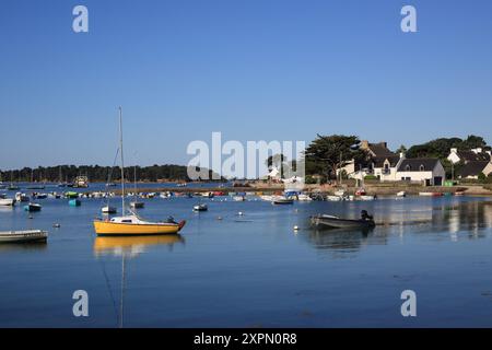 Vue sur la baie jusqu'à Port Lagaden depuis le sentier côtier sentier de la plage, Larmor Baden, Baden, Morbihan, Bretagne, France Banque D'Images