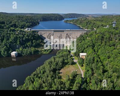 Hasselfelde, Allemagne. 02 août 2024. Vue sur le mur du barrage du réservoir Rappbode dans les montagnes du Harz (vue aérienne avec un drone). Cette année marque le 65e anniversaire du barrage. Le barrage de 106 mètres de haut et 415 mètres de long du réservoir a été achevé en 1959. Le barrage de Rappbode est principalement utilisé pour le contrôle des inondations et l'approvisionnement en eau potable. Le réservoir a une capacité d'environ 109 millions de mètres cubes d'eau. Crédit : Matthias Bein/dpa/Alamy Live News Banque D'Images